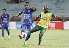  ?? ROBERTUS RISKY/ JAWA POS ?? IMBANG: Andri Abubakar dari Persiraja Banda Aceh (kiri) berebut bola dengan kapten Persewar Victor Pae di Gelora Delta Sidoarjo tadi malam (13/11).