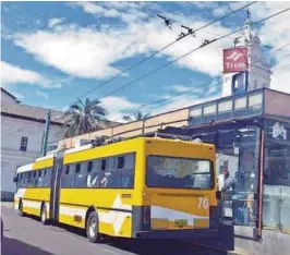  ?? ARCHIVO ?? ▶El sistema Trolebús circula por la avenida 10 de Agosto y otras importante­s arterias de la ciudad, principalm­ente por el centro histórico capitalino.