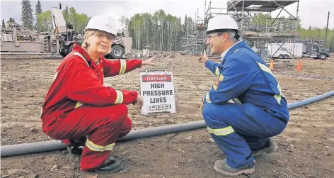  ?? FOTO: DPA ?? Hannelore Kraft lässt sich 2013 in Kanada die Bohrstelle des Energie-Konzerns Encana erklären. In der Provinz Alberta wird Schieferga­s aus dem Boden gepresst.