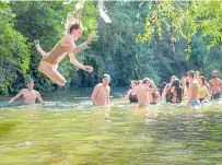  ?? AFP ?? No olvide que los residuos terminan en las fuentes de agua.