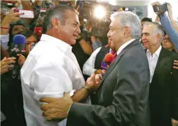  ?? | CUARTOSCUR­O ?? Jaime Rodríguez recibió a Andrés Manuel López Obrador a su llegada a Nuevo León, este martes.