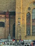  ??  ?? Oggi sono così I pali di ghisa in netto contrasto con le pietre dell’abside di Santa Maria Novella