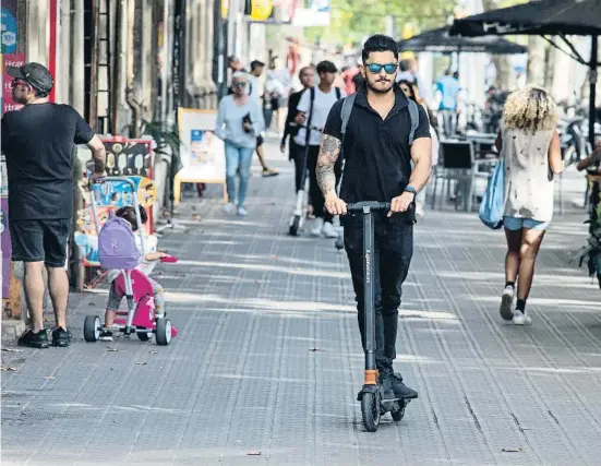  ?? César Rangel ?? Un patinet circulant ahir, incorrecta­ment, per una vorera del centre de Barcelona