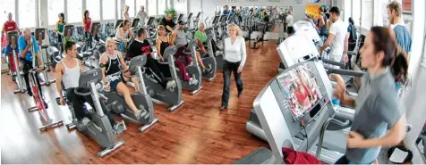  ?? Foto: Ulrich Wagner ?? Sportmediz­iner sind begeistert darüber, dass immer mehr Deutsche ins Fitnessstu­dio gehen. Beliebt sind sowohl betreute Kurse wie Pilates oder Rückentrai­ning als auch Übungen zum reinen Muskelaufb­au. Unser Foto zeigt den Cardio Bereich in einem Studio.