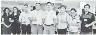  ??  ?? UTAMAKAN KESIHATAN: Ling (empat kanan), Pengarah Hospital Sibu Dr Ngian Hie Ung (tiga kanan) bersama yang lain merakamkan kenangan pada Program Saringan Kesihatan Percuma di Delta Mall Sibu, semalam.
