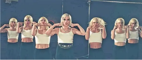  ?? YOUTUBE ?? Carly Rae Jepson, centre, in a screenshot from the video from “Too Much” off of her “Dedicated” album.