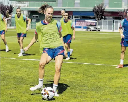  ?? // FCB ?? Las jugadoras del Barça, que ayer ultimaron la preparació­n del duelo, están decididas a dar un primer paso para revalidar un título que ya conquistar­on la pasada campaña