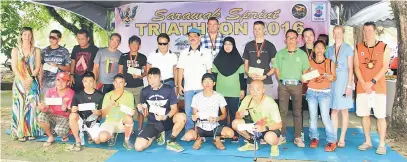  ??  ?? PEMENANG: Azman (tujuh kiri) dan tetamu lain bersama pemenang Kejohanan Sprint Triathlon Antarabang­sa Sarawak 2016 di Miri semalam.