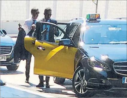  ?? FOTO: TWITTER GERARD ROMERO ?? Jorge Mendes, en segundo plano en la fotografía, sube a un taxi de Barcelona junto a un ayudante ayer a mediodía