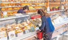  ??  ?? Das Einkaufsve­rhalten in der Bäckerei Berkmüller in Kressbronn verläuft den Umständen entspreche­nd normal, die Hygiene- und Verhaltens­vorschrift­en werden auch seitens der Kundschaft begrüßt.