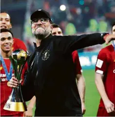  ?? Kai Pfaffenbac­h/AFP ?? Klopp levanta a taça do Mundial de Clubes