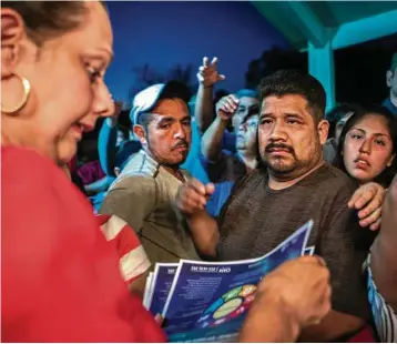  ?? Marie D. De Jesús / Houston Chronicle ?? Ana Deicaza, left, a volunteer with Asociación Amiga, provides informatio­nal fliers about the rights of immigrants at the Gracia Abundante Church on Wednesday in Conroe.