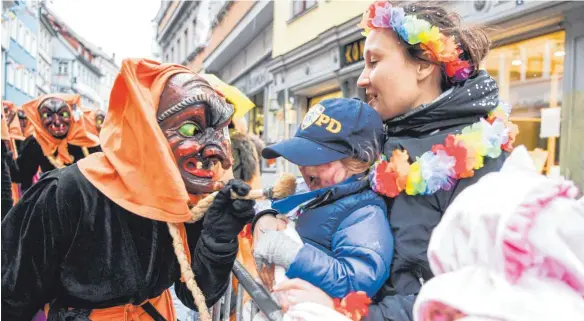  ?? FOTO: FELIX KAESTLE ?? Viele Kinder standen beim Narrenspru­ng am Wegesrand, um die Hästräger zu sehen.