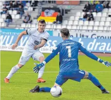  ?? FOTO: HORST HÖRGER ?? Der SSV Ulm 1846 Fußball war zuletzt gegen die Spgvv Elversberg wieder extrem torhungrig. 4:2 gewannen die Spatzen das Hinspiel im August, einen der Treffer zum zwischenze­itlichen 3:1 erzielte in dieser Szene Tobias Rühle. Es war der erste Dreier der Ulmer Spatzen in der Saison.