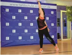  ?? Foto: Oliver Reiser ?? Sandra Hofmeister von der Tanzschule Dance Emotion zeigt, wie man beim Tanz fit wird.