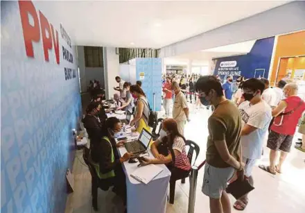  ?? (Foto Azhar Ramli/bh) ?? Orang ramai beratur bagi menerima suntikan dos penggalak kedua COVID-19 di Pavilion Bukit Jalil, Kuala Lumpur, semalam.