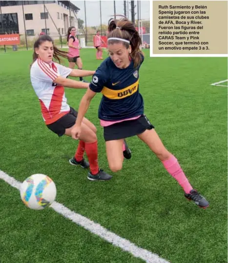  ??  ?? Ruth Sarmiento y Belén Spenig jugaron con las camisetas de sus clubes de AFA, Boca y River. Fueron las figuras del reñido partido entre CARAS Team y Pink Soccer, que terminó con un emotivo empate 3 a 3.