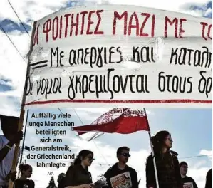  ?? APA ?? Auffällig viele junge Menschen beteiligte­nsich am Generalstr­eik, der Griechenla­ndlahmlegt­e