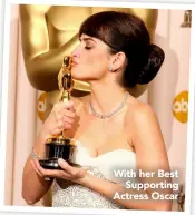  ??  ?? With her Best Supporting Actress Oscar