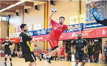  ?? FOTO: MAS ?? Mate Lékai (Mitte, zwischen Eduardo Gurbindo, links, und Rock Feliho) verlor mit Vészprem das Finale um den Sparkassen-Cup, durfte sich aber mit der Auszeichnu­ng zum besten Spieler des Turniers trösten.