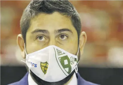  ?? A.J. GONZÁLEZ ?? Con medidas de seguridad
Josan González, entrenador del Córdoba Futsal, con mascarilla.