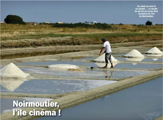  ??  ?? VENDÉE
Du soleil, du vent et un saunier… La récolte du sel est un savoir-faire ancestral sur l’île de Noirmoutie­r.