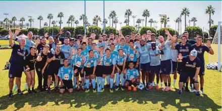  ?? PIC TAKEN FROM LOS ANGELES GALAXY’S TWITTER ?? The Wild Boars team during a training session with the Los Angeles Galaxy team and its striker, Zlatan Ibrahimovi­c, in Los Angeles on Friday.