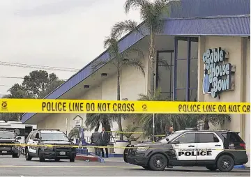  ??  ?? Según Los Angeles Times, varios testigos en el lugar de los hechos, la bolera Gable House, dijeron que el tiroteo comenzó por una pelea en el local. “Manténgase alejado del área”, tuiteó la policía.