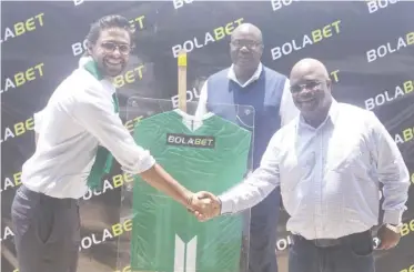  ?? ?? Bolabet general manager Justine Palmer and Mopani Copper Mines Chief Finance Officer John Chiwele shakes hands as Mufulira Wanderers President George Katon go looks on. Picture by MICHAEL MIYOBA