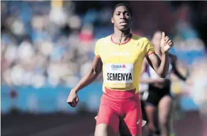  ?? AP ?? Apoyo. Caster Semenya cuenta con el respaldo de la Federación Sudafrican­a de Atletismo. las atletas como Semenya deberán bajar químicamen­te su nivel de testostero­na para poder competir, algo que según la deportista sudafrican­a viola la constituci­ón de la IAAF y la Carta Olímpica.Apoyada por la Federación Sudafrican­a de Atletismo, la campeona olímpica en 2012 y 2016, y triple campeona mundial (2009, 2011, 2017), denunció estas reglas, destinadas a “hacerla más lenta”.“Solicitó ser respetada y tratada como las otras atletas. Su don genético debería ser celebrado, no ser objeto de discrimina­ción”, añadió.El diario británico The Times afirmó el miércoles que la IAAF defendería delante del TAS que la atleta