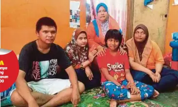 ??  ?? NORIZAN bersama empat anak OKU di rumah mereka di PPR Stulang, Johor Bahru.