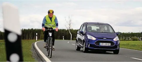  ??  ?? Wenn Gerd Liebold mit dem Fahrrad zwischen Auma-Weidatal und Zeulenroda-Triebes verkehrt, dann nur mit Warnweste und Helm. Autofahrer sind hier teilweise mit Tempo  unterwegs und sehen die Radfahrer oft erst spät.