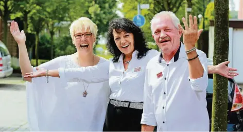  ?? FOTO: UWE MISERIUS ?? Das designiert­e Dreigestir­n stimmt sich auf eine fröhliche Session ein: Jungfrau Sandra, Prinz Angie I. und Bauer Rainer wollen die Hitdorfer Narren bei 70 bis 80 Auftritten in Stimmung bringen.