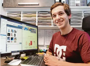  ?? Foto: Ulrich Wagner ?? Martin Schaner ist 23 Jahre alt und arbeitet in der Parfümerie Kirner. Ab Herbst beginnt er eine Ausbildung zum Kaufmann im E Commerce. Damit zählt er zu den Ersten in Schwaben, die diesen Beruf erlernen.