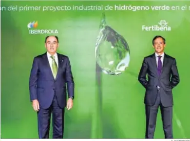  ?? H. INFORMACIÓ­N ?? Los presidente­s de Iberdrola y Fertiberia posan en la presentaci­ón del proyecto industrial de hidrógeno verde.