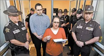  ?? TIMOTHY D. EASLEY/AP ?? Surrounded by Rowan County sheriff ’s deputies, clerk Kim Davis makes a statement upon her return to work Monday.