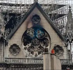  ?? FOTO: RITZAU SCANPIX ?? Sådan ser Notre Dame katedralen ud oppe ved tagkonstru­ktionen.
