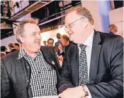  ??  ?? Ralf Hansen (l.) mit Claus Frankenhei­m, Inhaber des Düsseldorf­er Bestattung­shauses Frankenhei­m