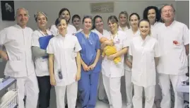  ?? (Photo Maguy) ?? Le docteur Jacques Brunet (à gauche), chef du pôle mère- enfant avec une partie de l’équipe du service de néonatolog­ie, dirigé par le docteur Philippe Truc (à droite).