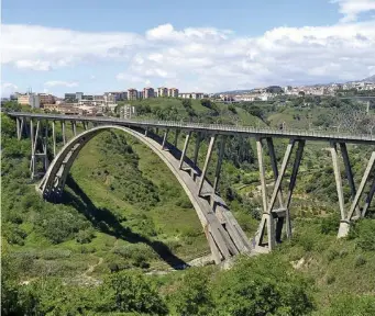  ??  ?? Il ponte simbolo Il Bisantis è uno dei ponti a campata unica più grandi del mondo. Simbolo di un riscatto che stenta ad arrivare