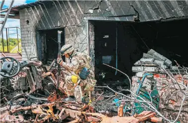  ?? FOTO: EL HERALDO ?? Un soldado de la unidad de fuerzas especiales ucranianas Kraken pasa junto a los escombros en la aldea de Rus'ka Lozova, al norte de Járkov, tras un ataque de las tropas rusas.