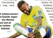  ?? GETTY ?? Mit schmerzver­zerrtem Gesicht: Superstar Neymar fasst sich an den rechten Knöchel.