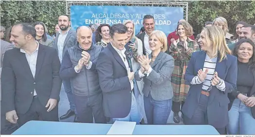  ?? MIGUEL ÁNGEL GONZÁLEZ ?? Alcaldes y dirigente del PP, en el acto celebrado ayer en el Palacio del Virrey Laserna.