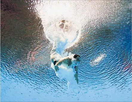  ?? [ Reuters] ?? Wasserspri­ngen ist auch unter Wasser eine besonders hohe Kunst.