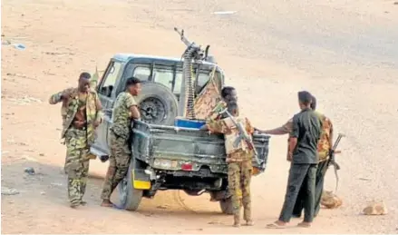  ?? Foto: Afp ?? Soldados del Ejército de Sudán junto a un vehículo armado.