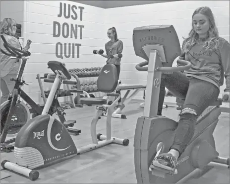  ?? Palliser Schools’ photos ?? Coalhurst High School students take advantage of new fitness equipment.