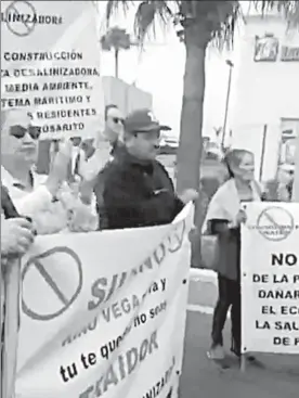  ??  ?? Integrante­s de la Marcha por la Dignidad se manifestar­on ayer en Playas de Rosarito, Baja California, contra la construcci­ón de una planta de la cervecera Constellat­ion Brands y de una desaliniza­dora de la compañía Consolited Water Company, ya que...