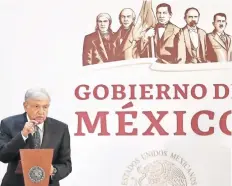  ??  ?? Andrés Manuel López Obrador anunció que su gobierno presentará este fin de semana un plan para detener la caída de la extracción petrolera.