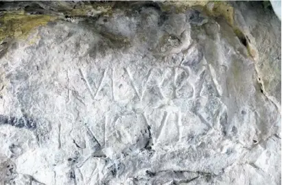  ?? ?? Bei der Cova de l’Aigua ist eine römische Inschrift zu entziffern.