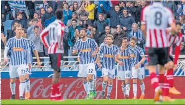  ??  ?? PAREJA LETAL. Oyarzabal y Januzaj celebran el segundo tanto txuri-urdin en el derbi.